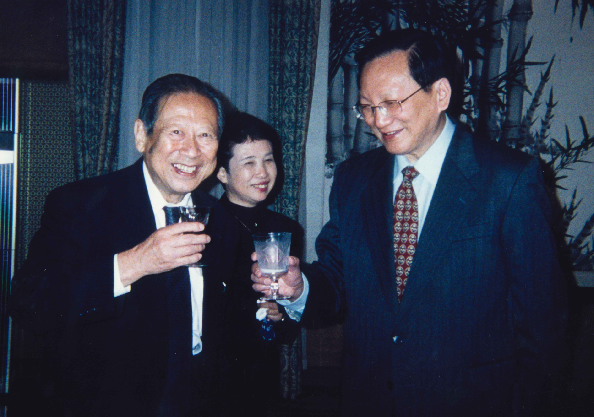 左端:校長浜口猛比古 右端:元中国外務大臣唐家璇